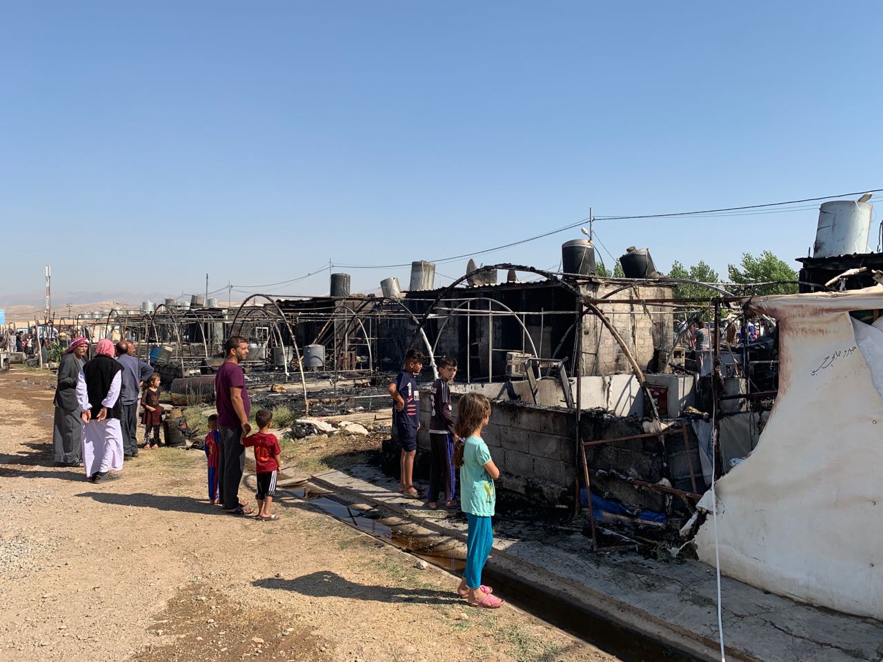 اندلعت النيران في مخيم شامشكو، الذي اُنشئ عام 2015، ويقطن فيه نحو خمسة آلاف من النازحين الايزيديين ومعظمهم من سنجار